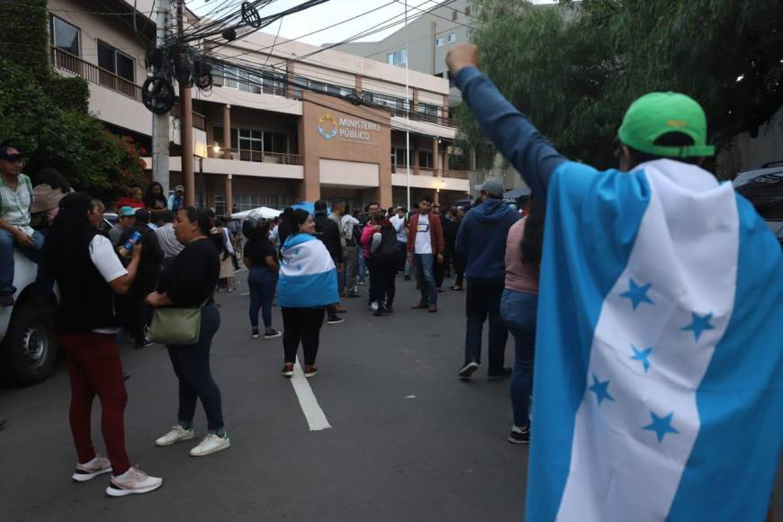 Fuertes enfrentamientos entre el BOC y colectivos de Libre frente el MP