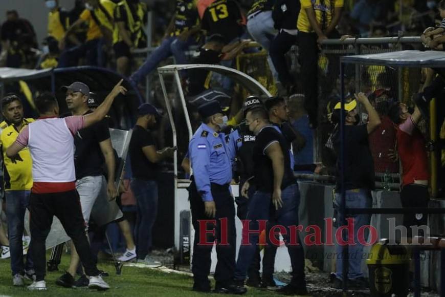 FOTOS: Así fue el violento enfrentamiento entre barras durante el clásico sampedrano
