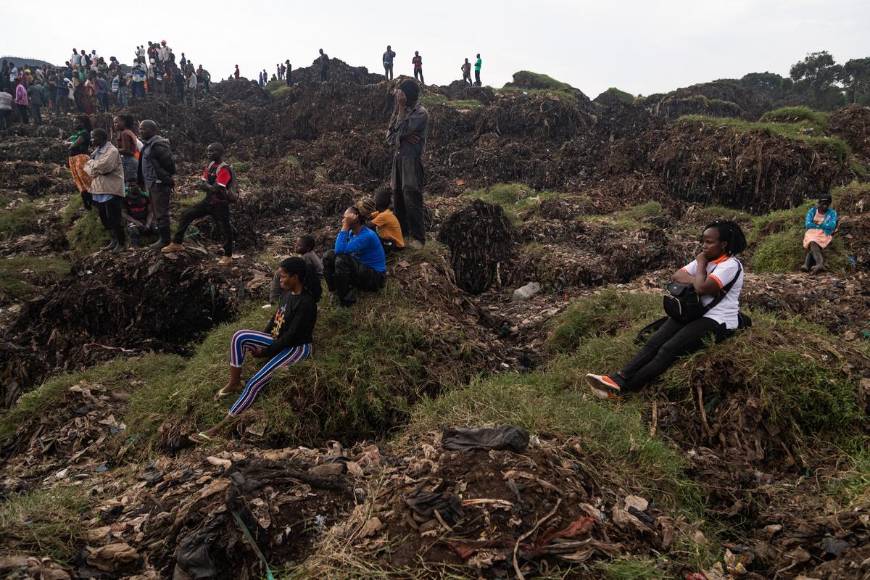 Terror y desesperación en derrumbe de vertedero en Uganda