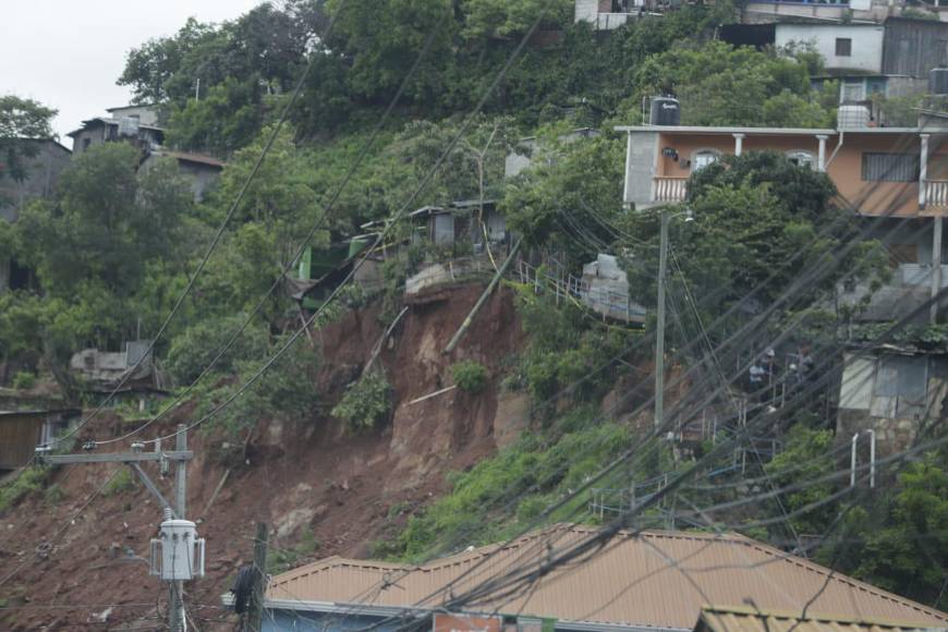 Lluvias provocan deslizamientos en la colonia Villa Nueva de la capital