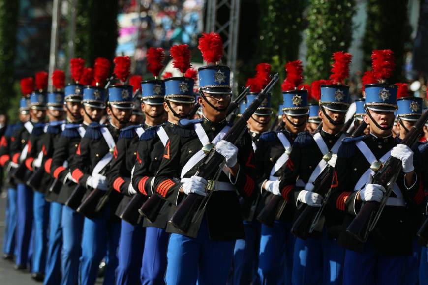 Militares dan inicio a los desfiles patrios en la capital por los 202 años de independencia