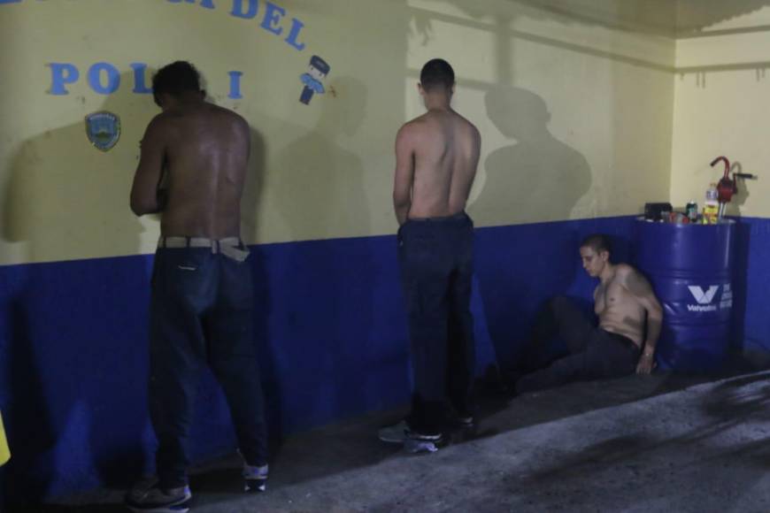 Ocho detenidos, indumentaria policial y armas de grueso calibre: así fue la operación realizada en la capital