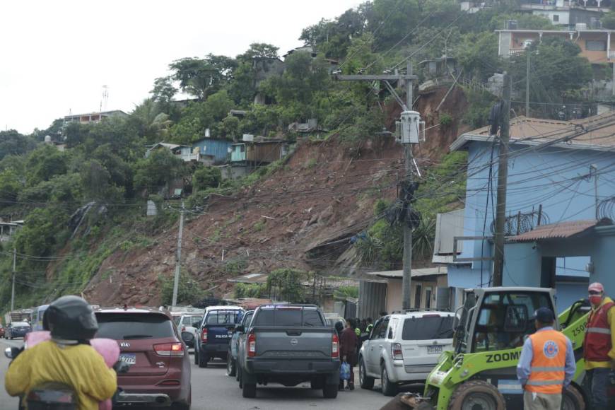 Lluvias provocan deslizamientos en la colonia Villa Nueva de la capital