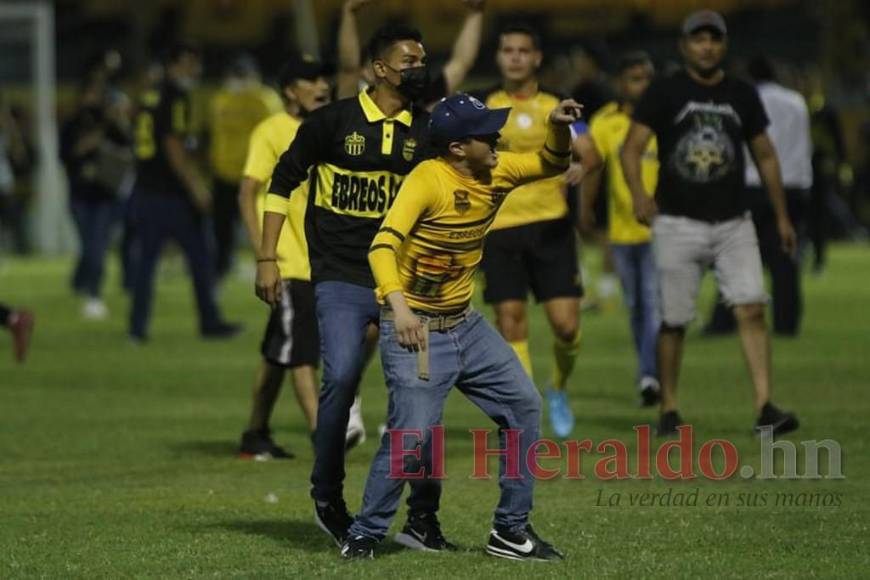 FOTOS: Así fue el violento enfrentamiento entre barras durante el clásico sampedrano