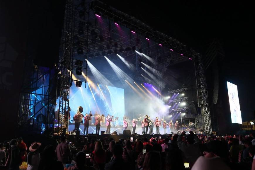 La Banda MS regaló espectacular concierto con sus éxitos en el Chochi Sosa