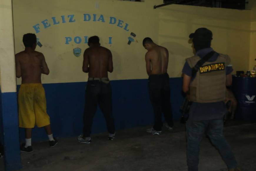 Ocho detenidos, indumentaria policial y armas de grueso calibre: así fue la operación realizada en la capital