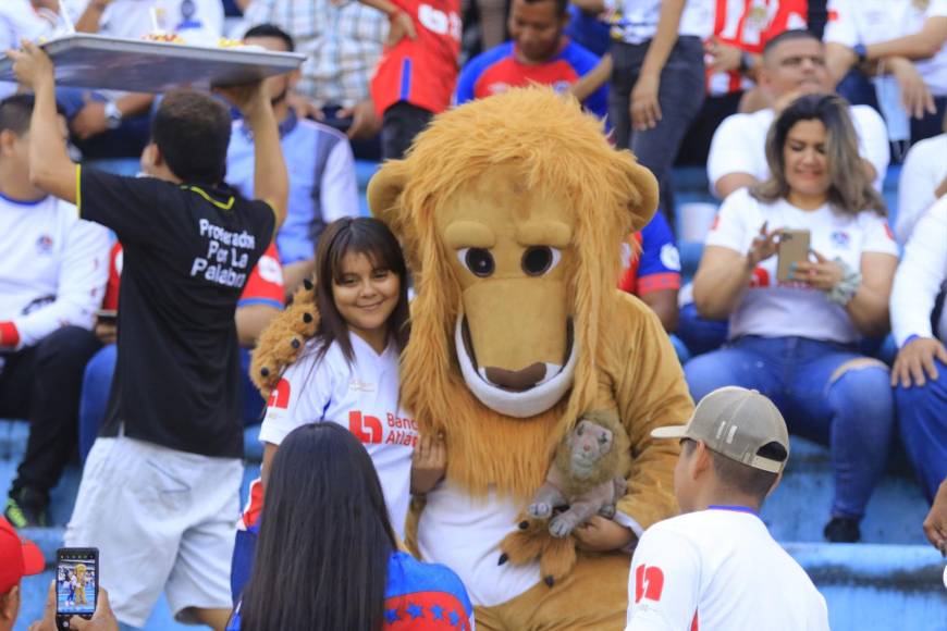 Así fue la monumental llegada del olimpismo al Olímpico para enfrentar al Atlas