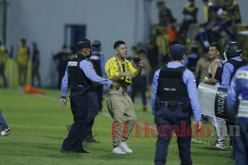 FOTOS: Así fue el violento enfrentamiento entre barras durante el clásico sampedrano