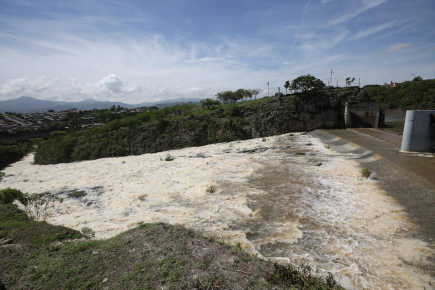 Así luce la represa Los Laureles tras intensas lluvias en la capital