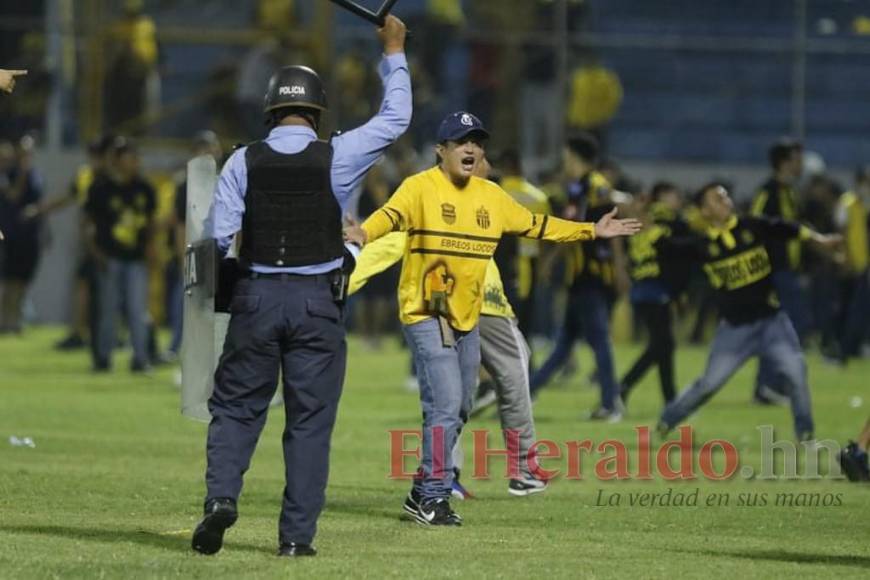 FOTOS: Así fue el violento enfrentamiento entre barras durante el clásico sampedrano