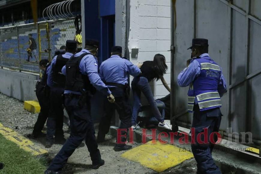 FOTOS: Así fue el violento enfrentamiento entre barras durante el clásico sampedrano