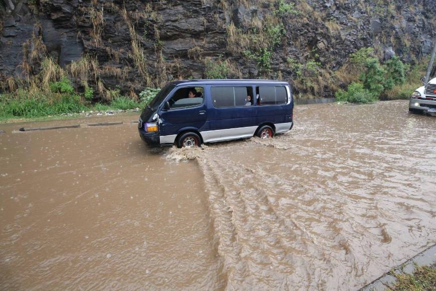 Tráfico e inundaciones dejó lluvia que azotó la capital