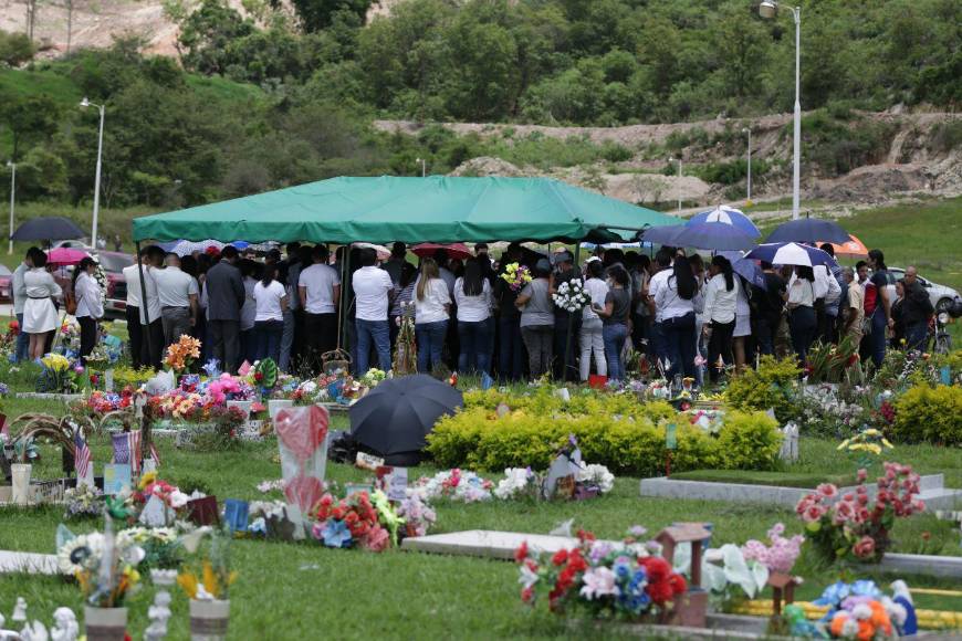 Sin poderlos ver, familiares de jóvenes asesinados tras mudanza realizan entierros