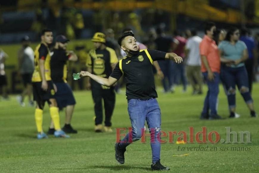 FOTOS: Así fue el violento enfrentamiento entre barras durante el clásico sampedrano