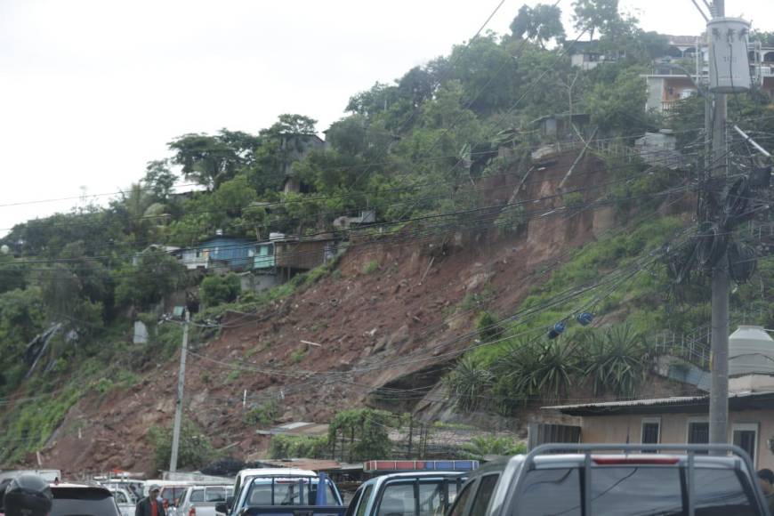 Lluvias provocan deslizamientos en la colonia Villa Nueva de la capital