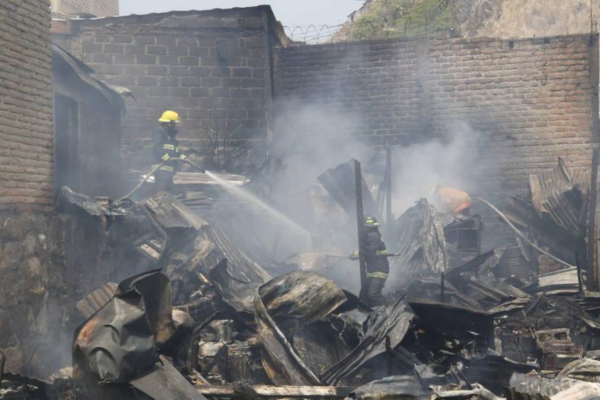 Tragedia: incendio dejó sin vivienda a 12 niños y a sus familias en la capital