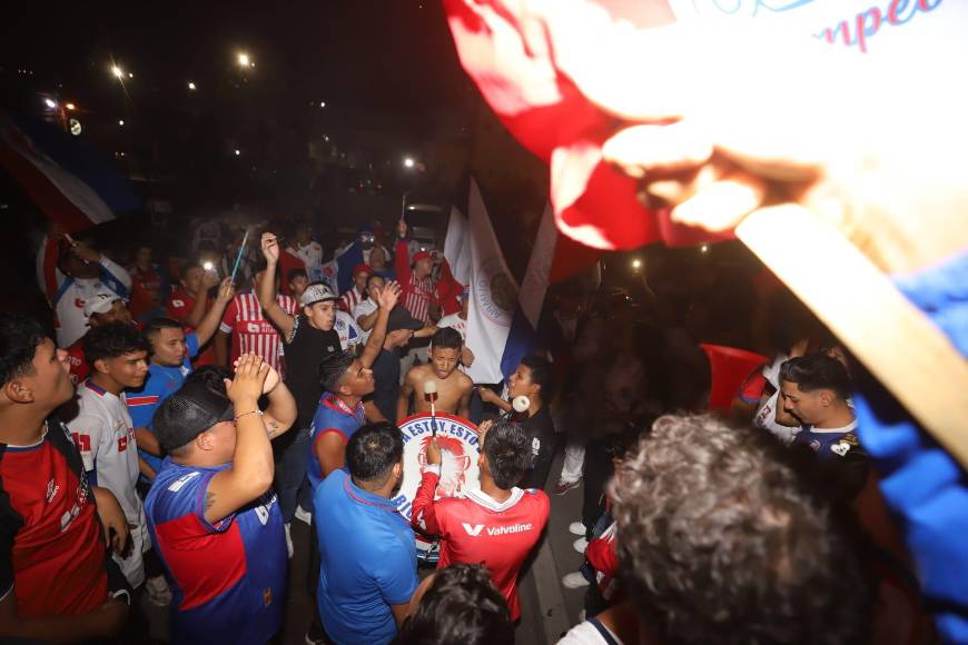 De azul, rojo y blanco se pintan las calles tras eufórica celebración olimpista en la capital
