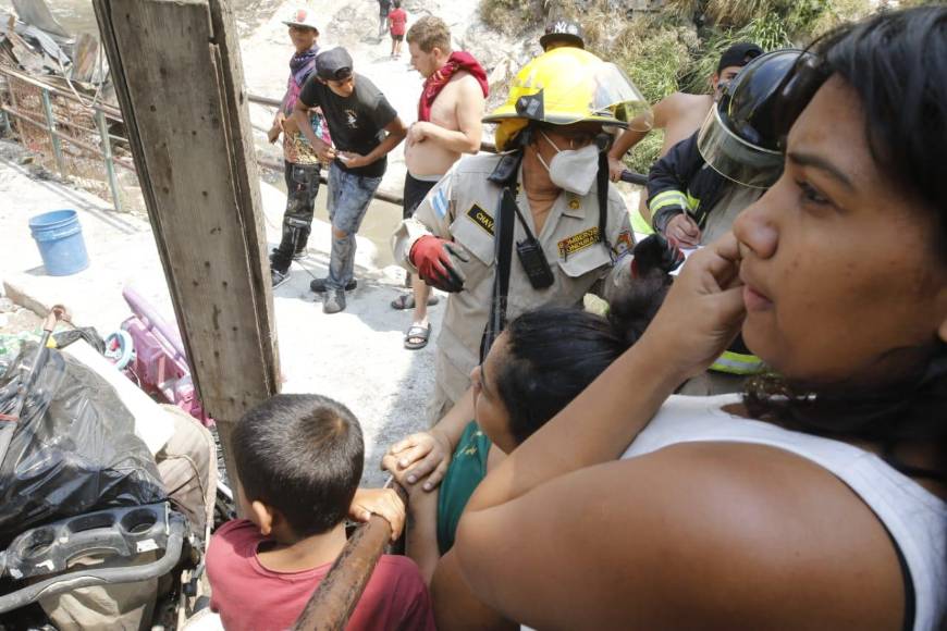 Tragedia: incendio dejó sin vivienda a 12 niños y a sus familias en la capital