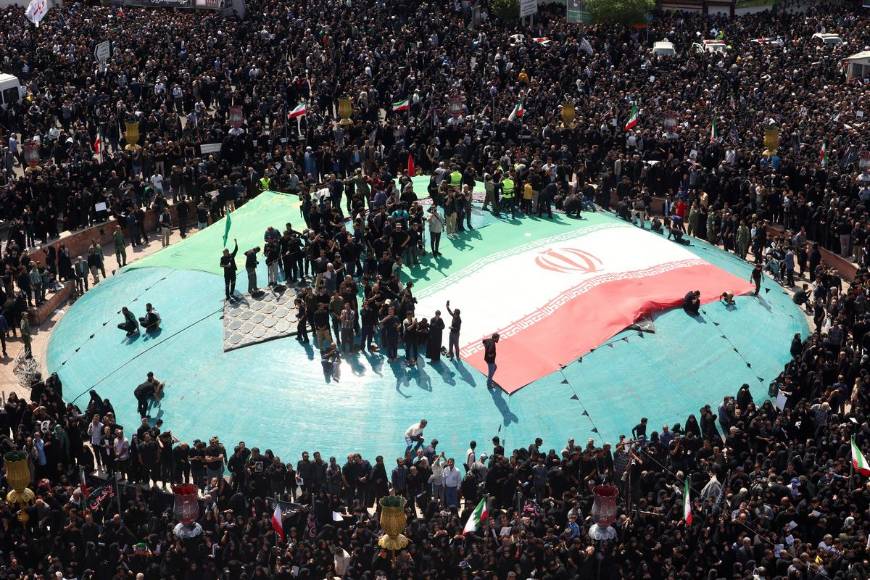 Las imágenes del multitudinario funeral del presidente de Irán, Ebrahim Raisi