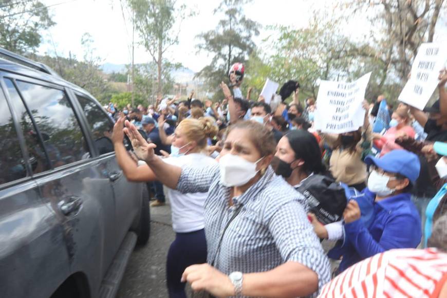 Entre consignas y fuerte resguardo: así fue trasladado JOH a su celda provisional