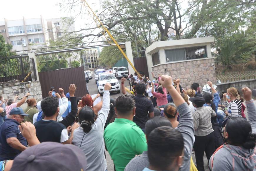 Entre consignas y fuerte resguardo: así fue trasladado JOH a su celda provisional