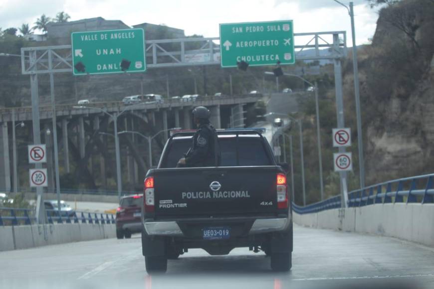 Entre consignas y fuerte resguardo: así fue trasladado JOH a su celda provisional