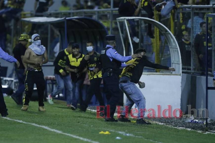 FOTOS: Así fue el violento enfrentamiento entre barras durante el clásico sampedrano