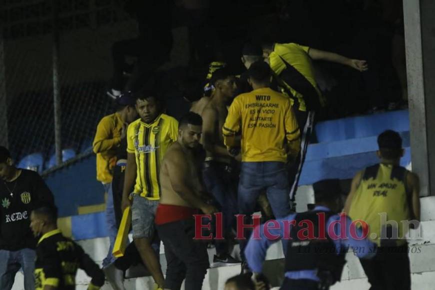 FOTOS: Así fue el violento enfrentamiento entre barras durante el clásico sampedrano