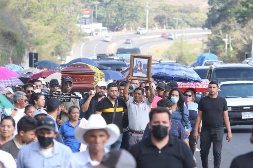 Cargando su foto, así fue la caminata para despedir a Ana Hernández
