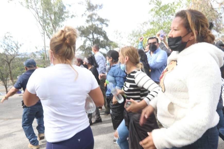 Entre consignas y fuerte resguardo: así fue trasladado JOH a su celda provisional