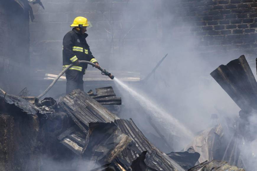 Tragedia: incendio dejó sin vivienda a 12 niños y a sus familias en la capital