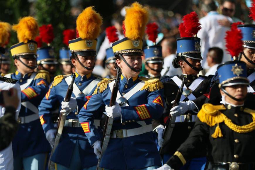 Militares dan inicio a los desfiles patrios en la capital por los 202 años de independencia