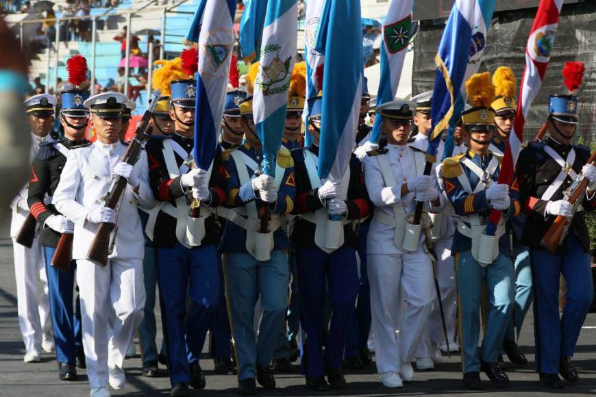 Militares dan inicio a los desfiles patrios en la capital por los 202 años de independencia