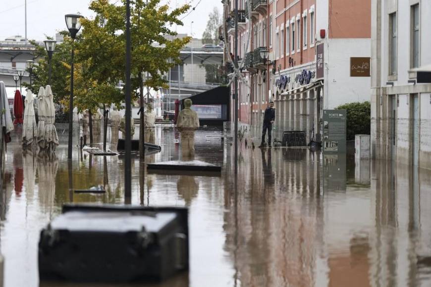Caos y alerta roja en Lisboa, Portugal, por fuertes inundaciones