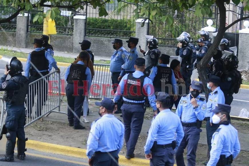 Fuertes medidas de seguridad se viven afuera del Morazán