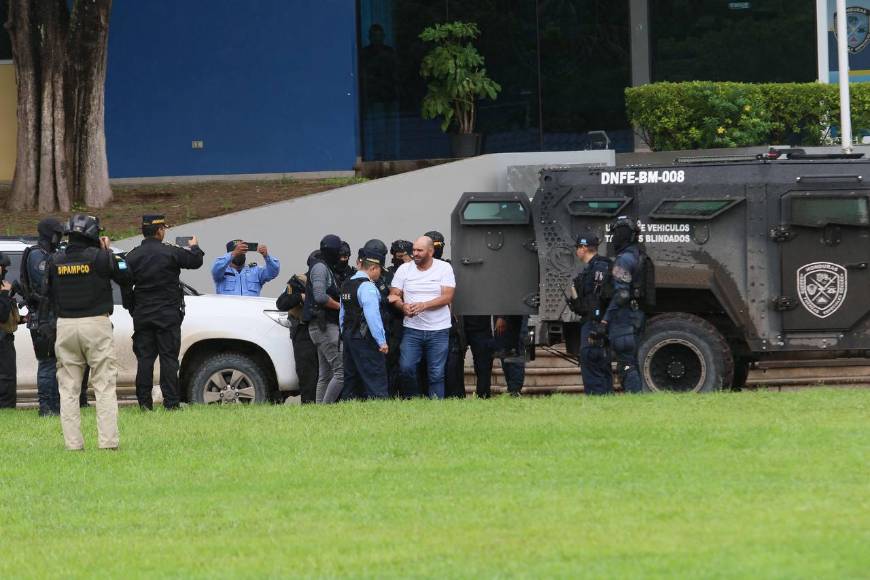 Esposado y en una Black Mamba: Así llegó Mario Cálix, alias “Cubeta”, a la capital