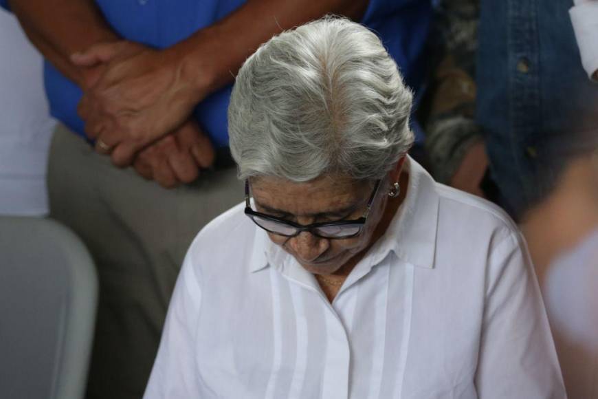 Con rostros tristes y desencajados, familia de JOH sale de conferencia tras sentencia