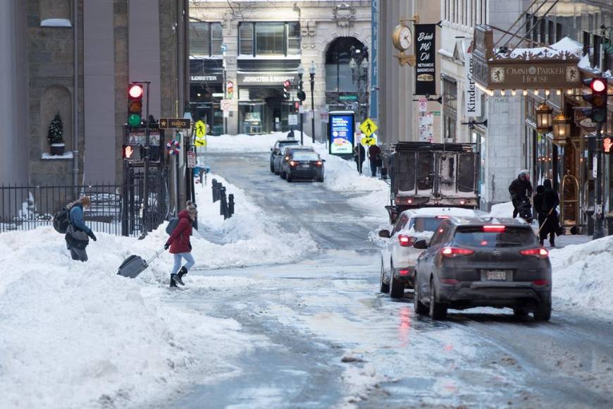 Suspensión de vuelos, caos en el transporte y fallas eléctricas: imágenes del ciclón bomba que azota este de EEUU