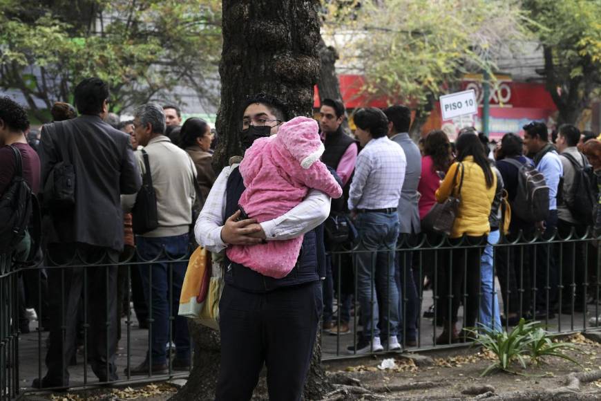 ¡Susto! Mexicanos salieron a las calles por sismo de 5.7 grados