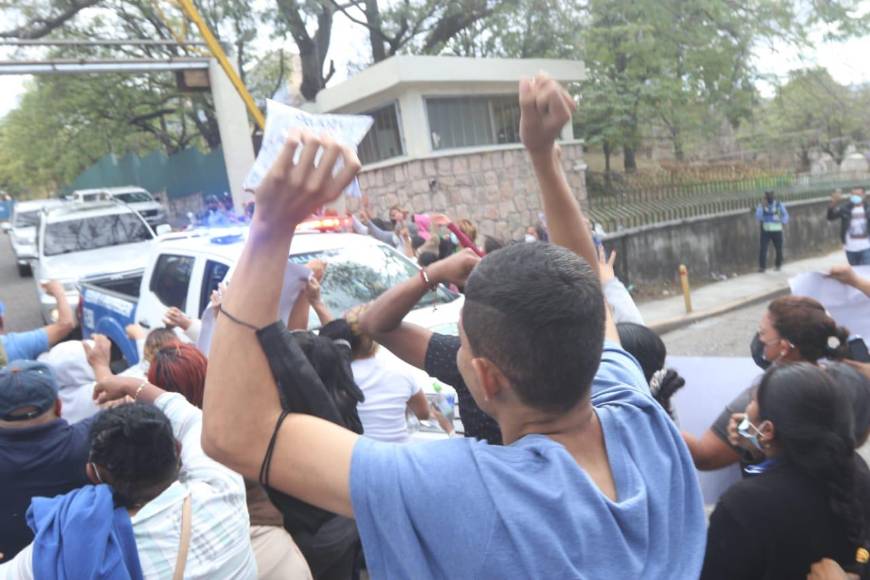 Entre consignas y fuerte resguardo: así fue trasladado JOH a su celda provisional