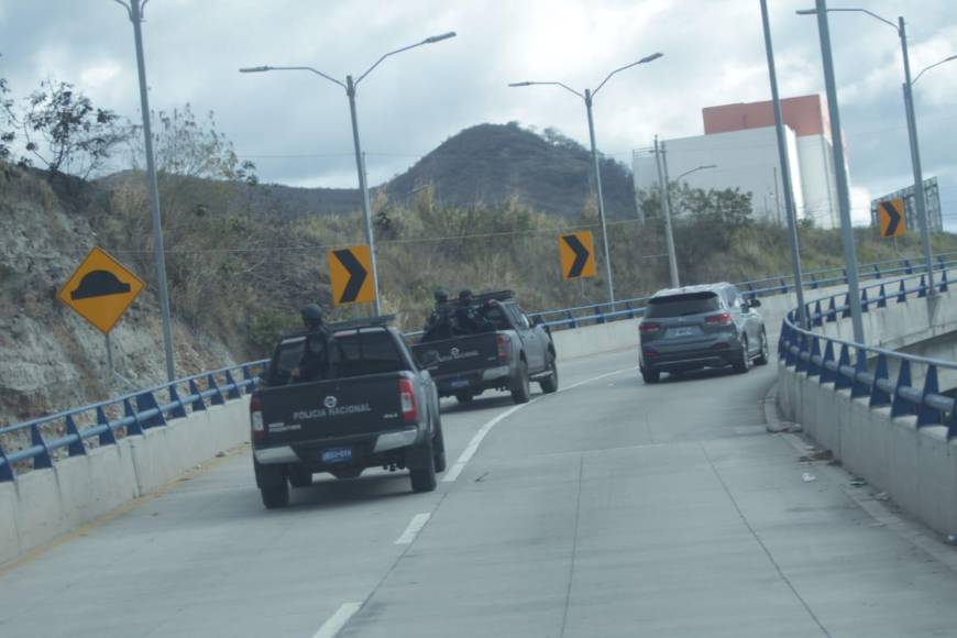 Entre consignas y fuerte resguardo: así fue trasladado JOH a su celda provisional