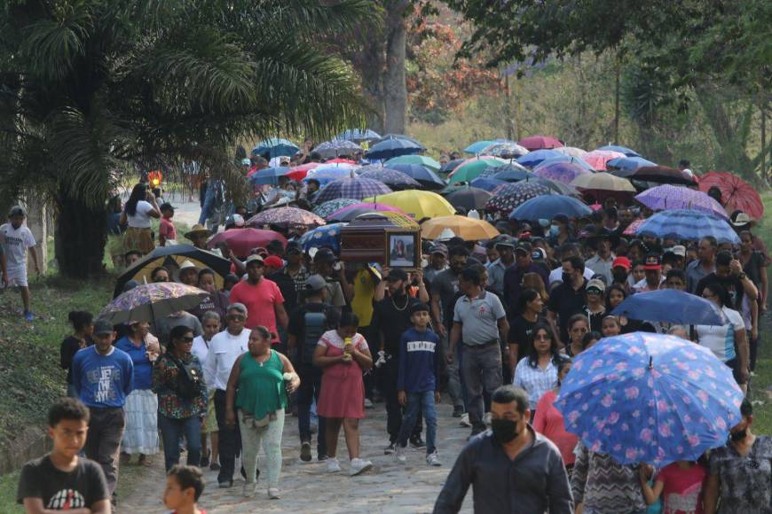 Cargando su foto, así fue la caminata para despedir a Ana Hernández