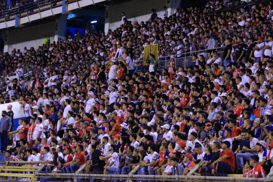 Bellas mujeres y un ambiente feroz: así la pasa la afición olimpista dentro del Olímpico