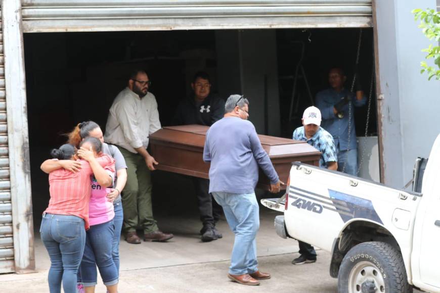 Desconsolada madre de menor asesinado en Jalteva retira los restos de su hijo