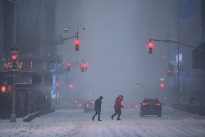Las impresionantes imágenes de la “histórica” tormenta de nieve que azota el este de EEUU