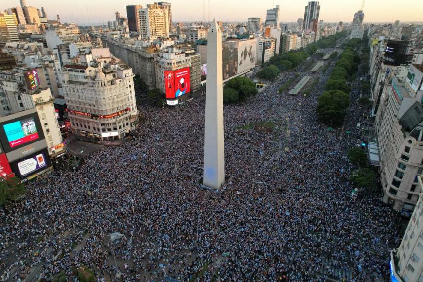 Impactantes imágenes de la celebración de los argentinos en Buenos Aires tras pase a la final del Mundial