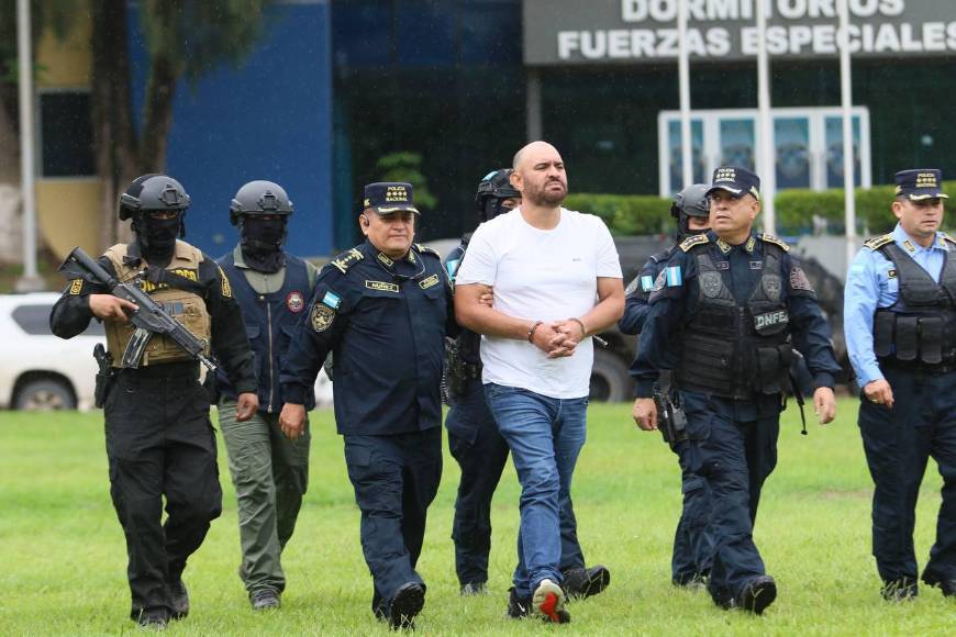 Esposado y en una Black Mamba: Así llegó Mario Cálix, alias “Cubeta”, a la capital