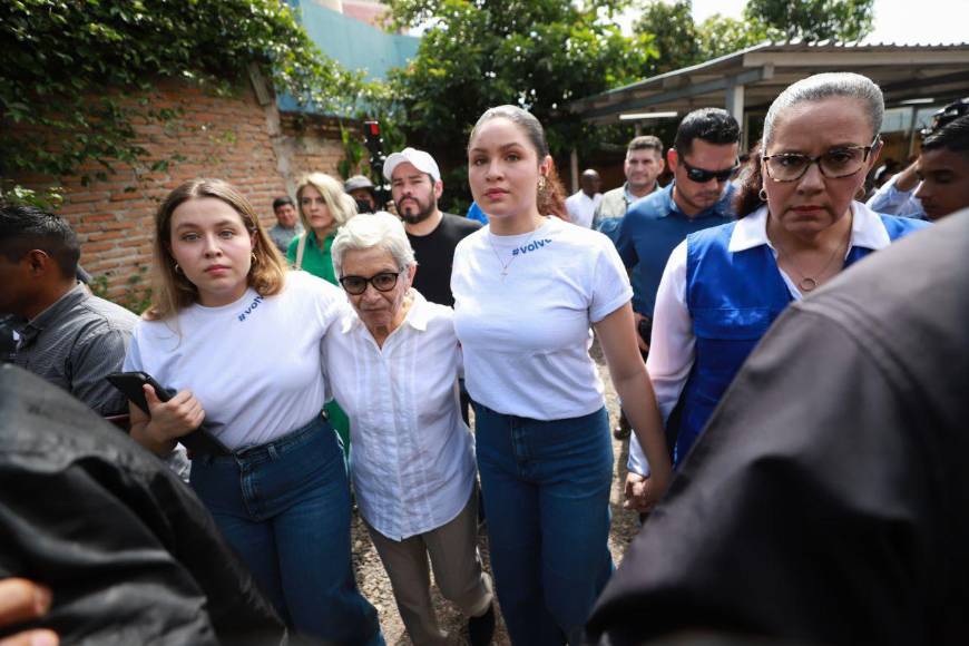 Con rostros tristes y desencajados, familia de JOH sale de conferencia tras sentencia
