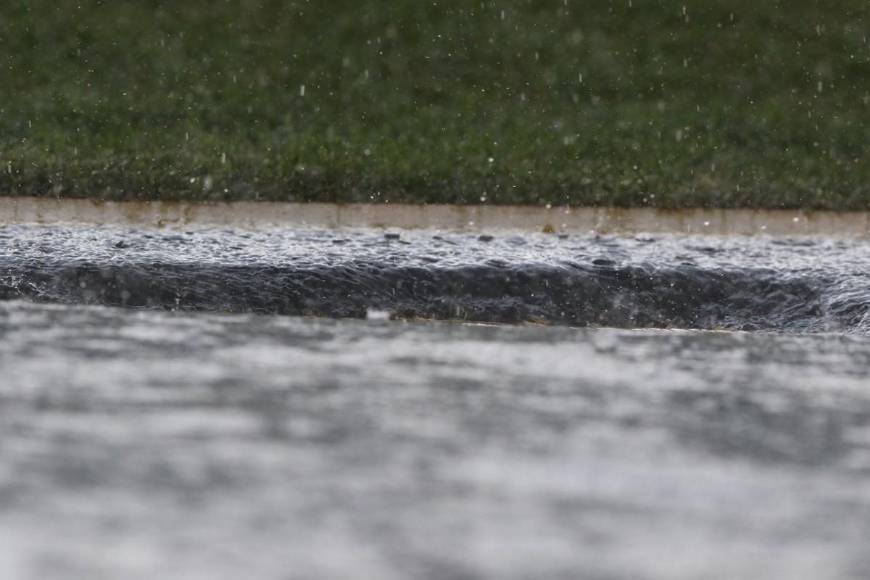 Con clima lluvioso y cancha mojada, así se jugará el Honduras vs Cuba