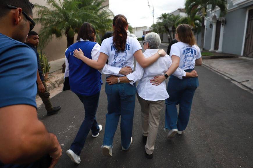 Con rostros tristes y desencajados, familia de JOH sale de conferencia tras sentencia